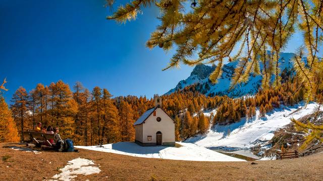 Chapelle St Simon avec randonneur en automne