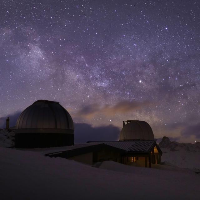 Observatoire de Saint Véran de nuit sous la neige