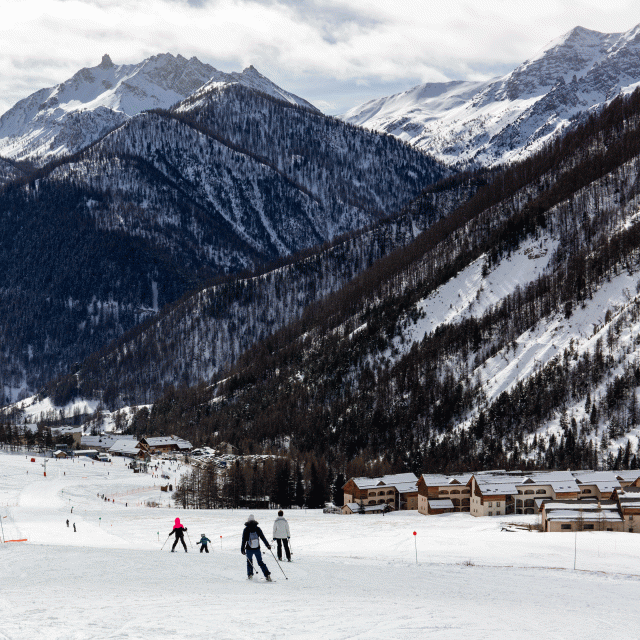 Ski-alpin-Arvieux-Bas-de-la-station-HD-8.gif