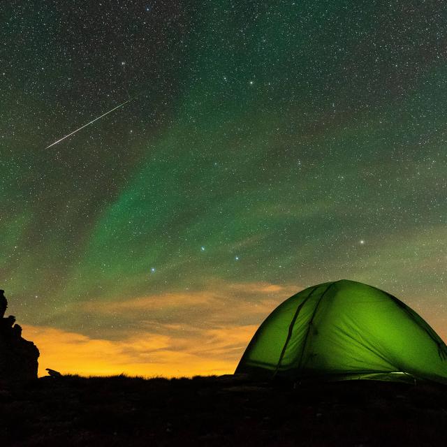 etoile-filante-verte-avec-airglow-et-tente-verte.jpg