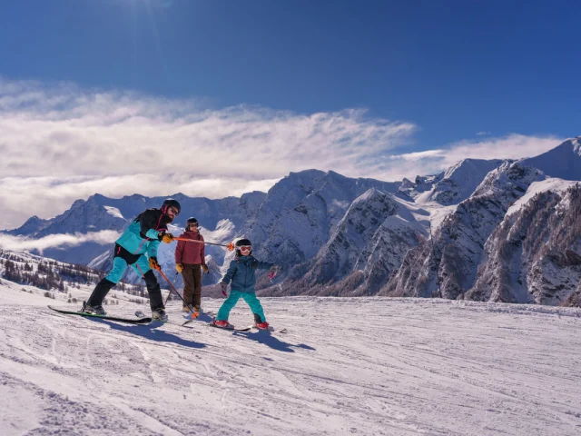 Famille sur les skis