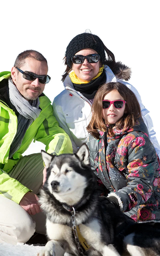 Famille Avec Chiens De Traineaux